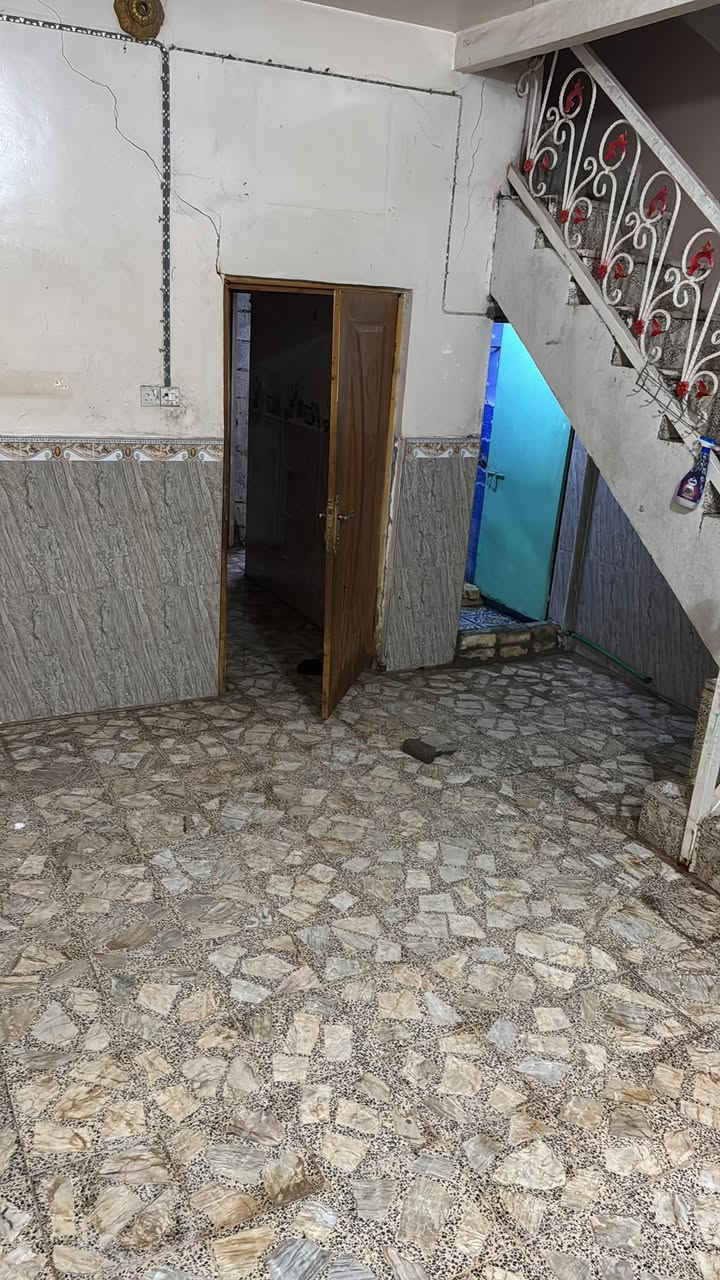 بيت للإيجار.                         غرفه وصاله ومطبخ وستقبال ومحل.  الموقع ملحق حي العسكري شارع  السبيس الفرع المقابيل الاستدارة الثانيه 
ملاحظه الماء والكهرباء من ضمن الايجار 
رقم صاحب البيت ***********
سعر الايجار 275000 مع المجال
