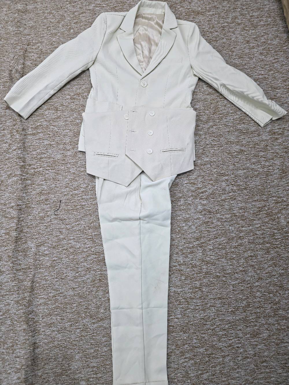 قاط ولادي لون اوفيت
يلبس عمر 8 سنوات إلى 10 سنوات 
العنوان السماوه الرميثه 