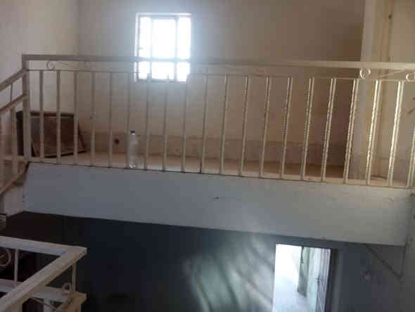 يوجد بيت طابو صرف نضيف وفارغ
المساحة 130 متر ركن وعل ساحة 
الوجه 10 والنزال 13 طابقين نوم 2 
شارع 80 محيزم 4 يم مسجد الرحمن 
للاستفسار مراجعة مكتب الشارقة للعقار مقابل مسجد الرحمن 
الاتصال اوعبر المراسلة ***********
