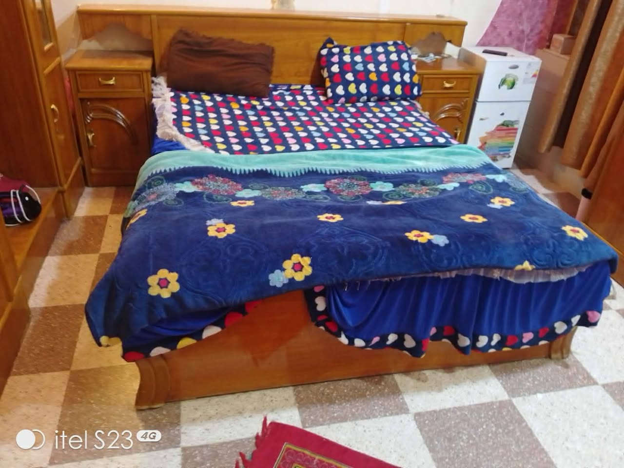 للبيع غرفة اخشاب صاج ونظيفه تواصل رقم ***********
