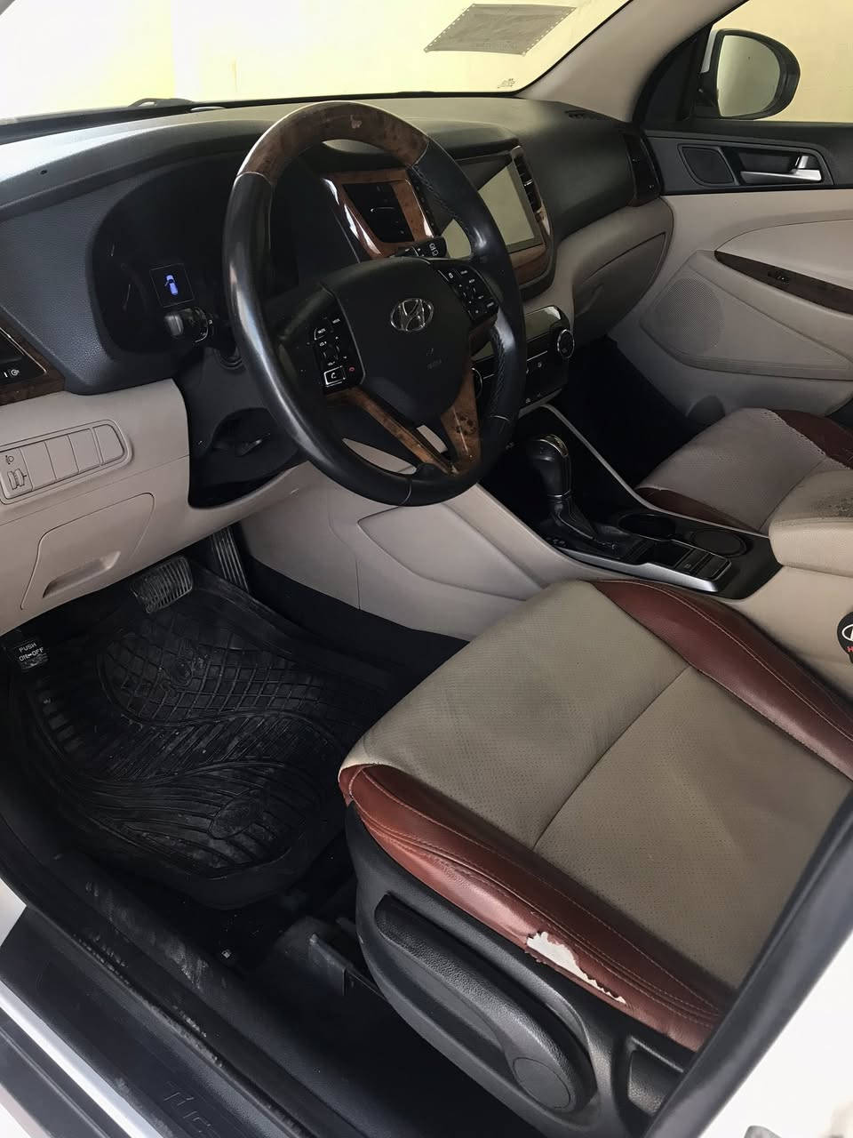 توكسان 2018 رقم بغداد 
السونار مرفق بالمنشور 
مكان السياره كربلاء قضاء الهنديه (طوريج)
رقم اتصال فقط : ***********
المواصفات 
-تحكم ستيرن جهتين
-شاشه 
-مري قابله للطي
-قطعتين تبريد 
-جلد 
-كامره 
-يدات نيكل
ماشية 184الف
