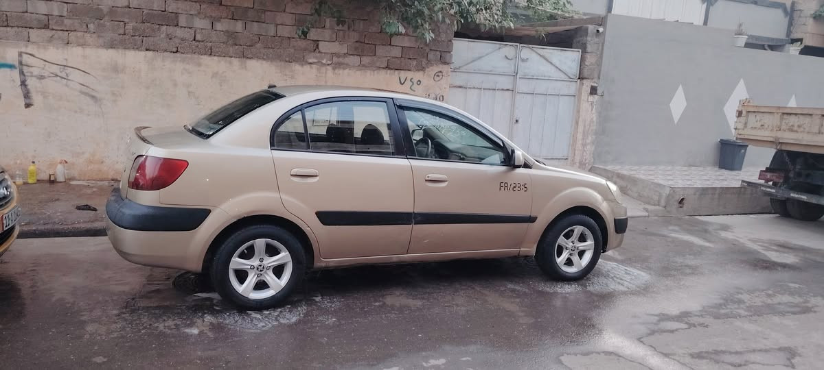 كيا ريو للبيع موديل 2007 بيها قطعتين رقم بغداد سنويه 2028 كاربون بانزين بيها تبريد تدفئه شغلات سعر الشرعي بل موصل    78 ***********
