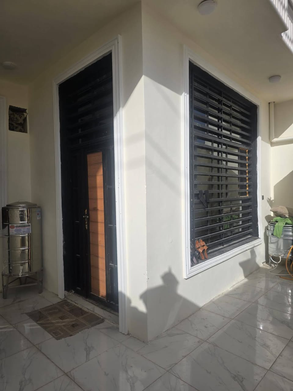 ١٥٠متر طابقين يحتوي عله غرفه نوم عدد٤ وصاله ومطبخ وستقبال وحمامات داخليه وخارجيه العنوان نجف الاشرف مقابيل قريه القدير عمود ٢٧٩  قريب الشارع العام ١٠٠متر شارع المطار ***********اتساب ملاحضه يوجد الدينا كافه المساحات والدور السكنيه وقطع الاراضي النجف, العراق
