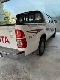 هايلوكس ٢٠١٤ • مكفولة صبغ • بني منصور