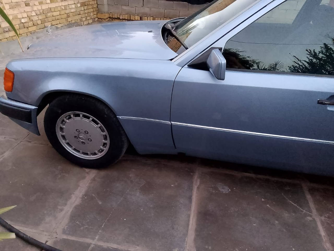 السلام عليكم سياره مارسدس دب للبيع موديل 1991 كير ومحرك بلادي السياره كفالة عامه ما عدا الصبغ الجماليه السياره أحله من الصوره تحويل ثاني يوم 
مكان السياره ميسان 
السعر 65 وبيها مجال 
للاستفسار ***********
