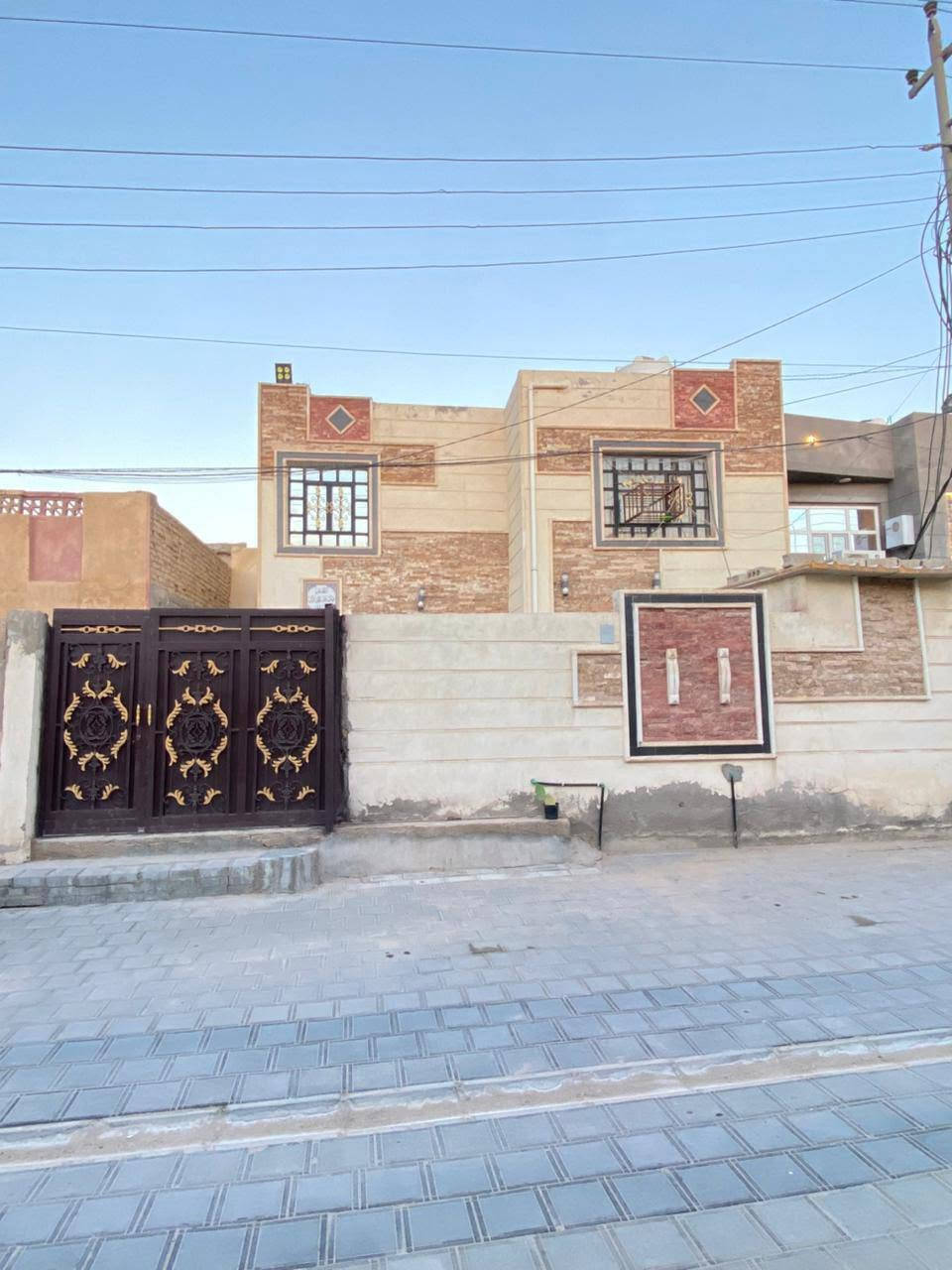 بيت للبيع مساحة 200 م طابو صرف
غرفتين نوم الطابق الارضي 
الطابق الاول غرفتين مع صالة وحمام
الارضية سيراميك 
مجاري كهرباء مي  كله كامل
المكان قرب مركز الزهراء الصحي العطيشي
 ثاني فرع بشارع المركز الصحي
وللتواصل ***********
