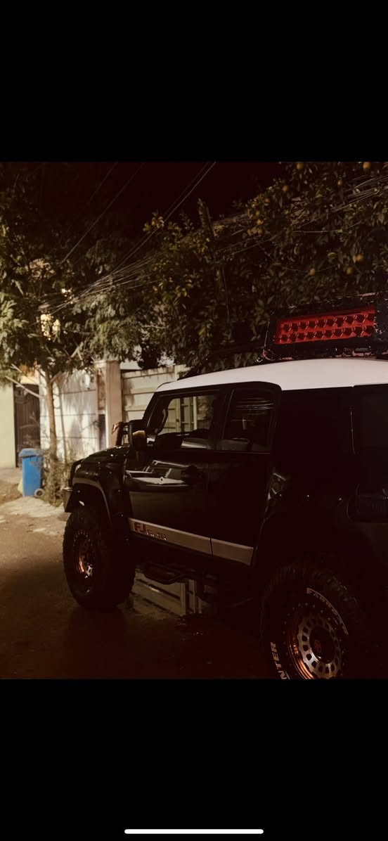 السلام عليكم للبيع FJ فول سياره كلش حلوه والتعديل العليها بعد احلى 6 سلندر رقم دولي الجديد بأسمي السياره 2013 مكفوله كفاله من كص شواصي لغود بيها فقط جوملغ خلفي صبغ باقي السياره مكفوله السياره متعوب عليها بيهت ويل رياضي دمام صوت تايرات جبلي درع امامي سعر السياره 210 للتواصل *********** العنوان بغداد الرقم الثاني ***********
