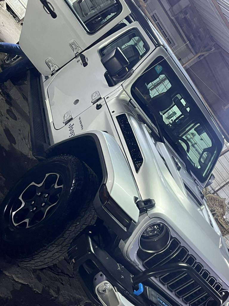 جيب رانكلر صحاري (4Xe) 2022 هايبرد الكترك
 بـيع أو مراوس حسب القناعة 
..رقم بغداد بأسمي 
..بيها مكانين صبغ بسيطات بدون لغود بدون شواصي
حجم المحرك: 2000 تيربو + هايبرد +شحن خارجي شحن يمشيك ٥٠ الى ٦٠ كيلو
المسافة المقطوعة: 33 الف ميل
(قمارة بانوراما كشف كهرباء)
تشغيل بصمة 
لوكير دفع رباعي
كشافات أمامية 
شحن خارجي 
هيتر بالستيرن 
شاشة عرض 
تدفئة بالكشنات 
تشغيل عن بعد 
كشنات جلد 
دمام خلفي 

ملاحظات
 السيارة عليها كت كامل روبيكون
1_دعامية أمامية روبيكون حديد 
2_فندرات جانبية ربيكون LED 
3_بنيد روبيكون 
4_دعامية خلفية روبيكون 
5_ويل وتاير روبيكون 
6_قمارة بانوراما كهرباء
7_دبلات روبيكون 
السعر 265 وبيها مجال بسيط سيارة مصروف عليها هواي ومزوده وكالة كله اصلي وابو الخبره يعرف شكد صرفياتها 
***********_بغداد بغداد, العراق
