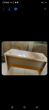 ميز مكتبي • نظيف • الاعلام