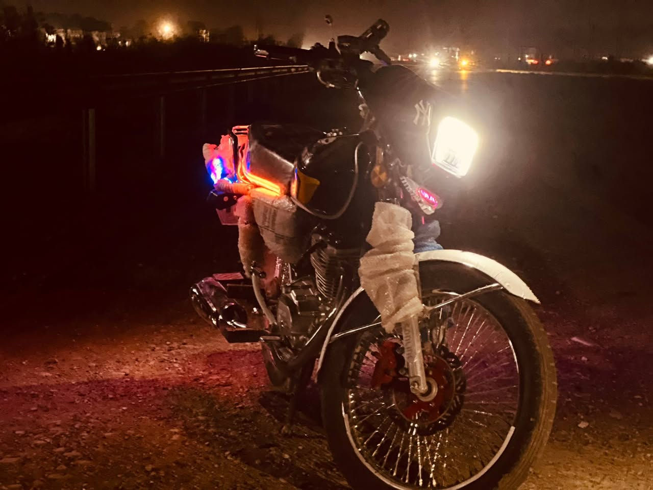 سلام عليكم دراجه تايكر للبيع موديل 24 شكل 25 دراجه شلعه معدل كفاله عامه دراجه اي نقص مابيه او مصروف عليه كلشي شغال بيه التراي مالتك من ديالئ لسليمانيه مابيه اي نقص سعر 800 او بيه مجال قليل للشراي مكان ديالئ تقاطع القدس دور زراعه الرقم ***********
