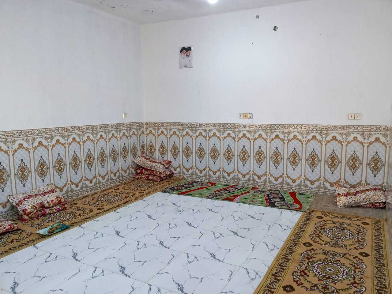 السلام عليكم بيت للبيع مكون من غرفتين نوم وصاله ومطبخ واستقبال بل بيضاء قرب حسينيت السيده زينب مساحت 250الستفسار ***********
