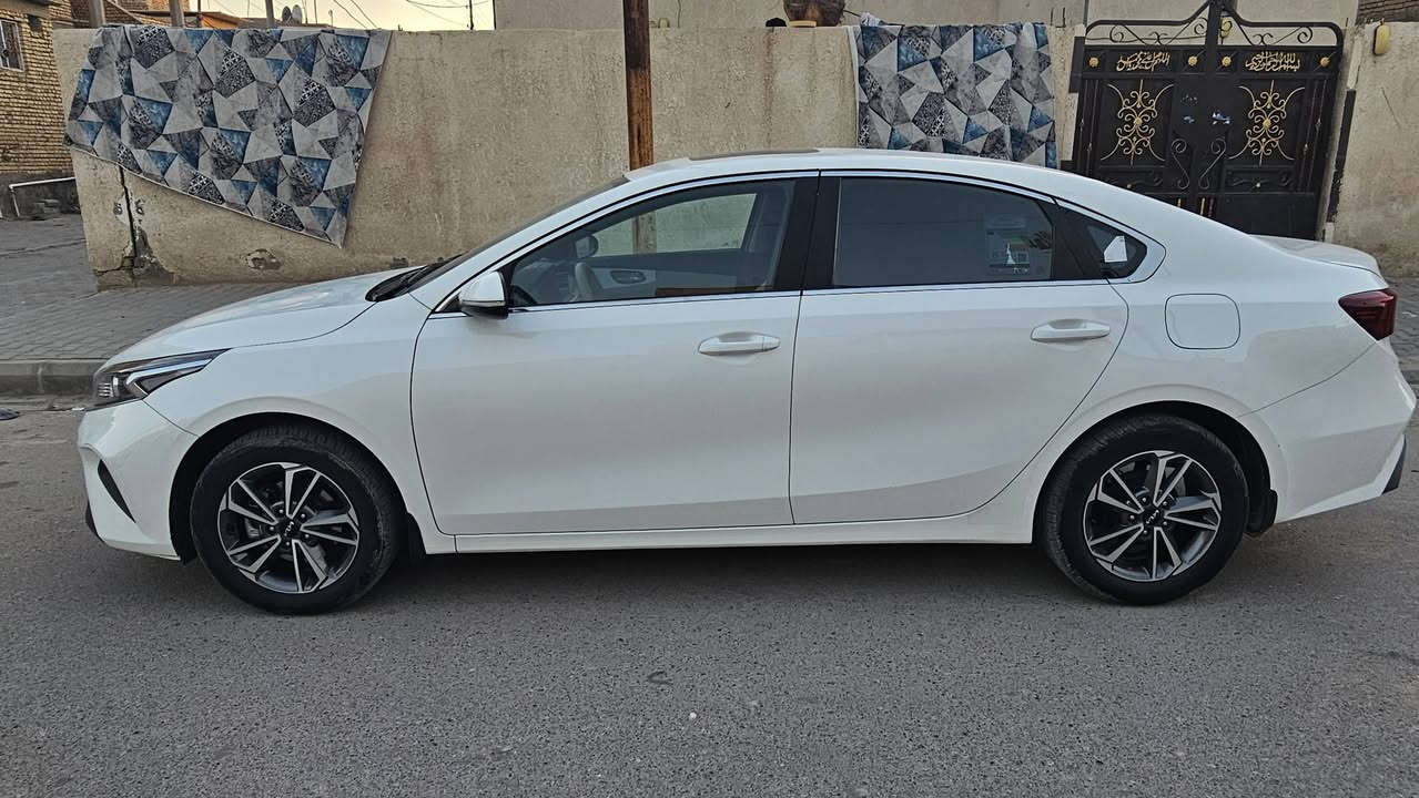 سلام عليكم 
سيارة سيراتو ٢٠٢٢ مكفولة للبيع 
محرك ١٦٠٠ ماشية ٨٠ فول موصفات
هزة جديدة بسمي السيارة 
متواجد اتصال ***********
