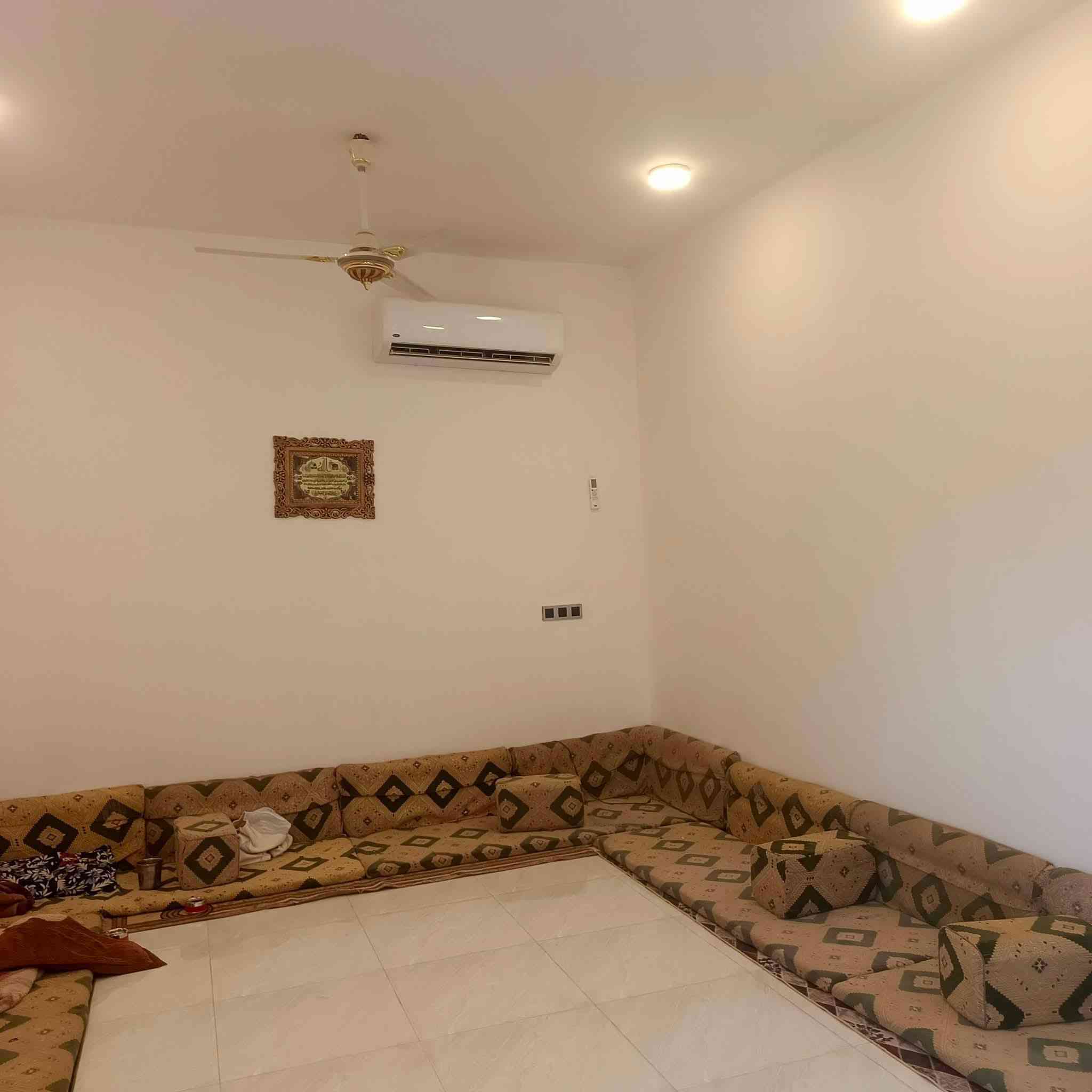 البيت البيع مكان الفضليه شارع مستوصف النموذجي مساحته 200 متر البيت كامل نقص طارمه فقد
سعر 110  شراي ينتصال 
***********
