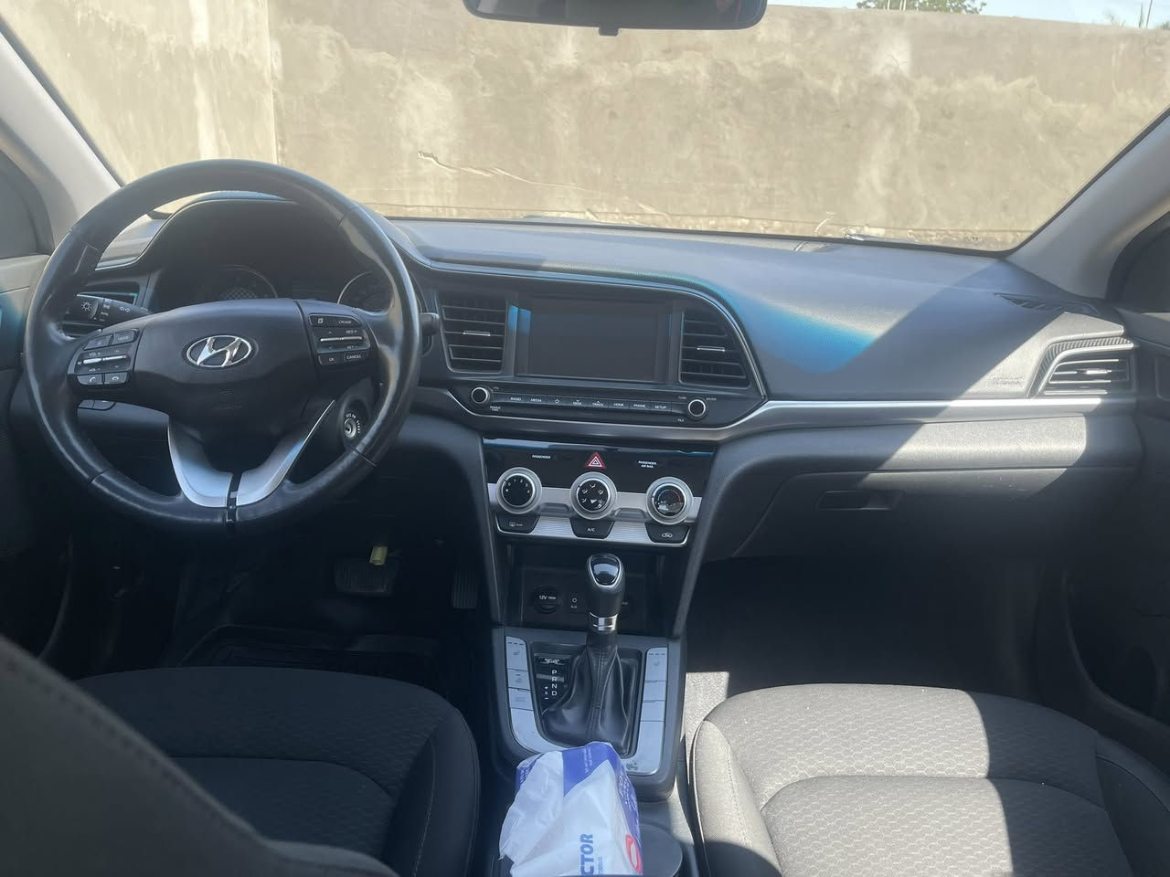 السلام عليكم
النترا موديل 2020 وارد أمريكي 
السياره بأسمي 
حادثه امامي 
مبدل دعاميه والبنيد مصبوغ
مكينه مفتوحه ( كازكيت )
السعر 130 وبيها مجال
***********
