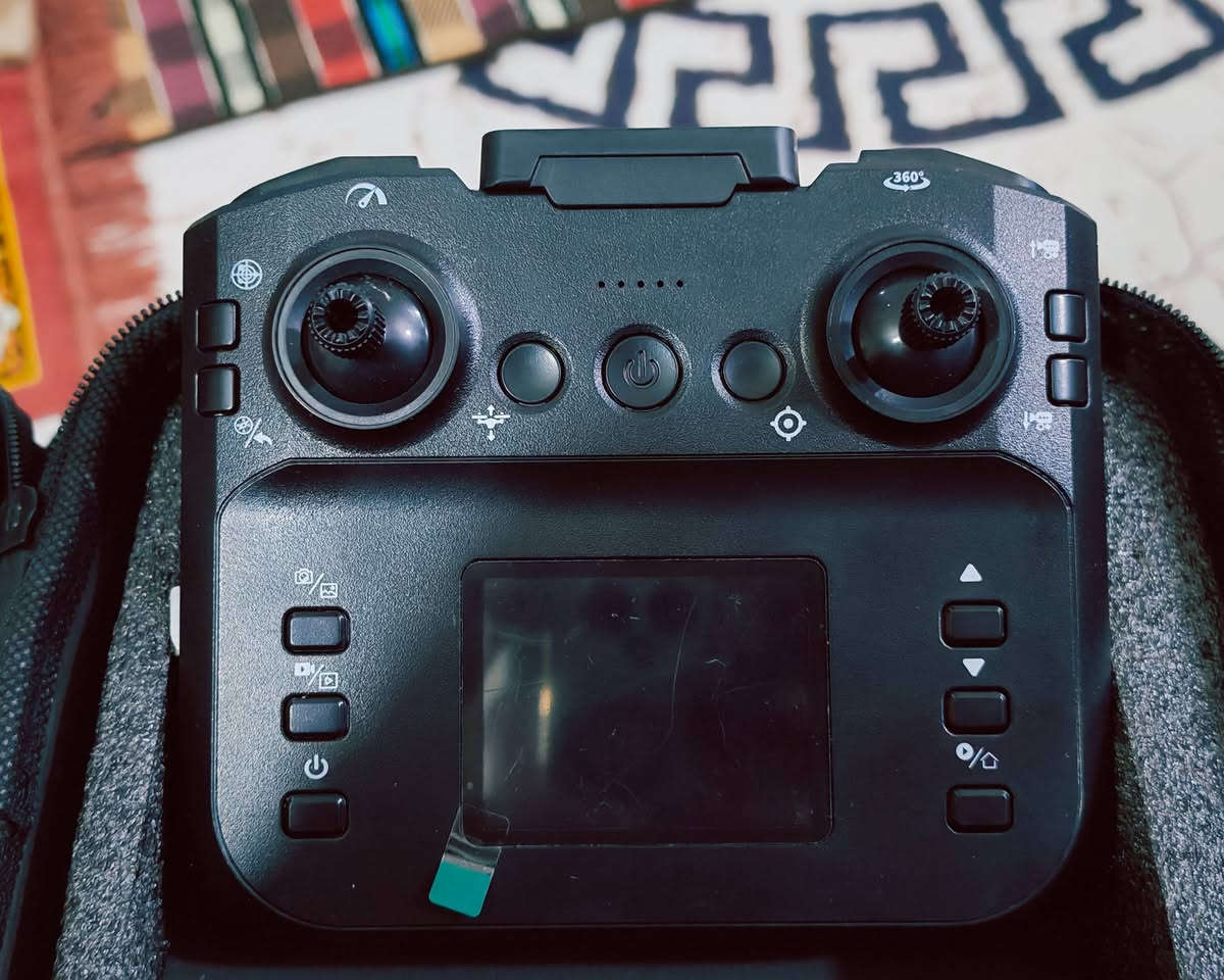 طيارة درون للبيع والله الطيارة كلش نضيفة ما مستعملة هواي  بيهة كامرة و اضوية و بطارية واحدة و معها 4ريش احتياط و درنفيس خاص و رام و شاحنات  والله الطيارة مشتريهة ب50  وة أريد ابيعهة  إب 50  أو بيهة مجال قليل للاستفسار الاتصال ***********
