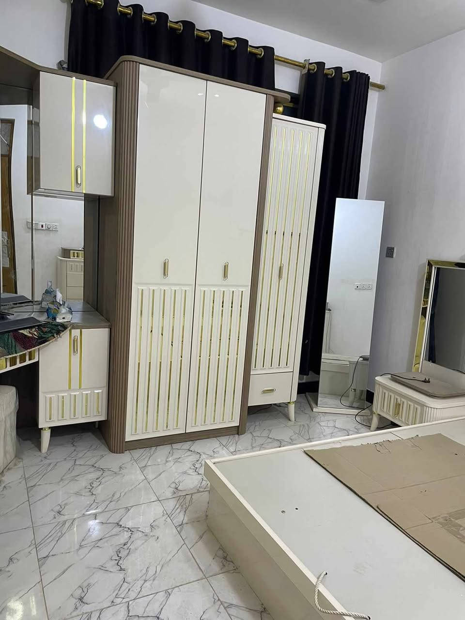 للبيع غرفة نوم تركية جديدة غير مستعملة بعدها بنايلون سعر الشراء مليونين و ربع والوصل موجود سعر البيع مليون ونصف وبي مجال للاستفسار ***********
