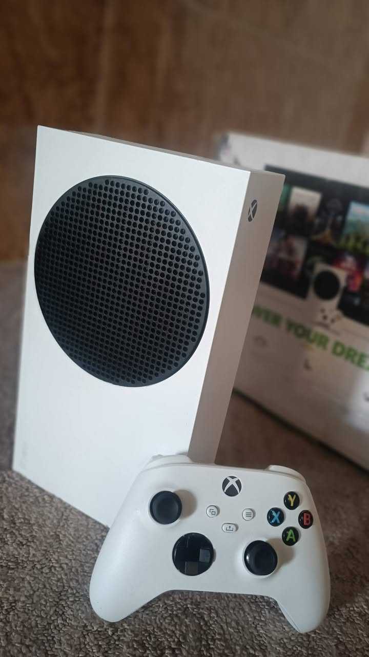 للبيع اكس بوكس سير يس اس نضافة 100/100 مستخدم قليل وبي كيم باس شهر والعاب حلوة بيس 25 وبعد اكو العاب كامل ملحقات وضمان شكد متريد سعرة 345 وبي مجال بصيط *********** انتاج 22

