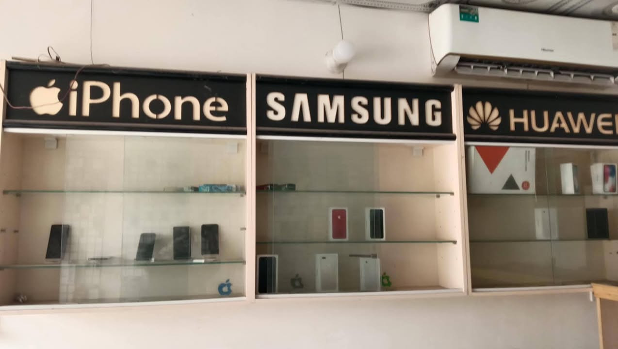 سلام عليك
يوجد لدينا فاترينات العد ٣ + فاترين تعليك٣+ شبكه مع الحمالات العدد ٤ + ميز صيانه التليفونات + ضوئيه مثل ما موضح ب صورة 
للستفسار رقم الهاتف ***********
