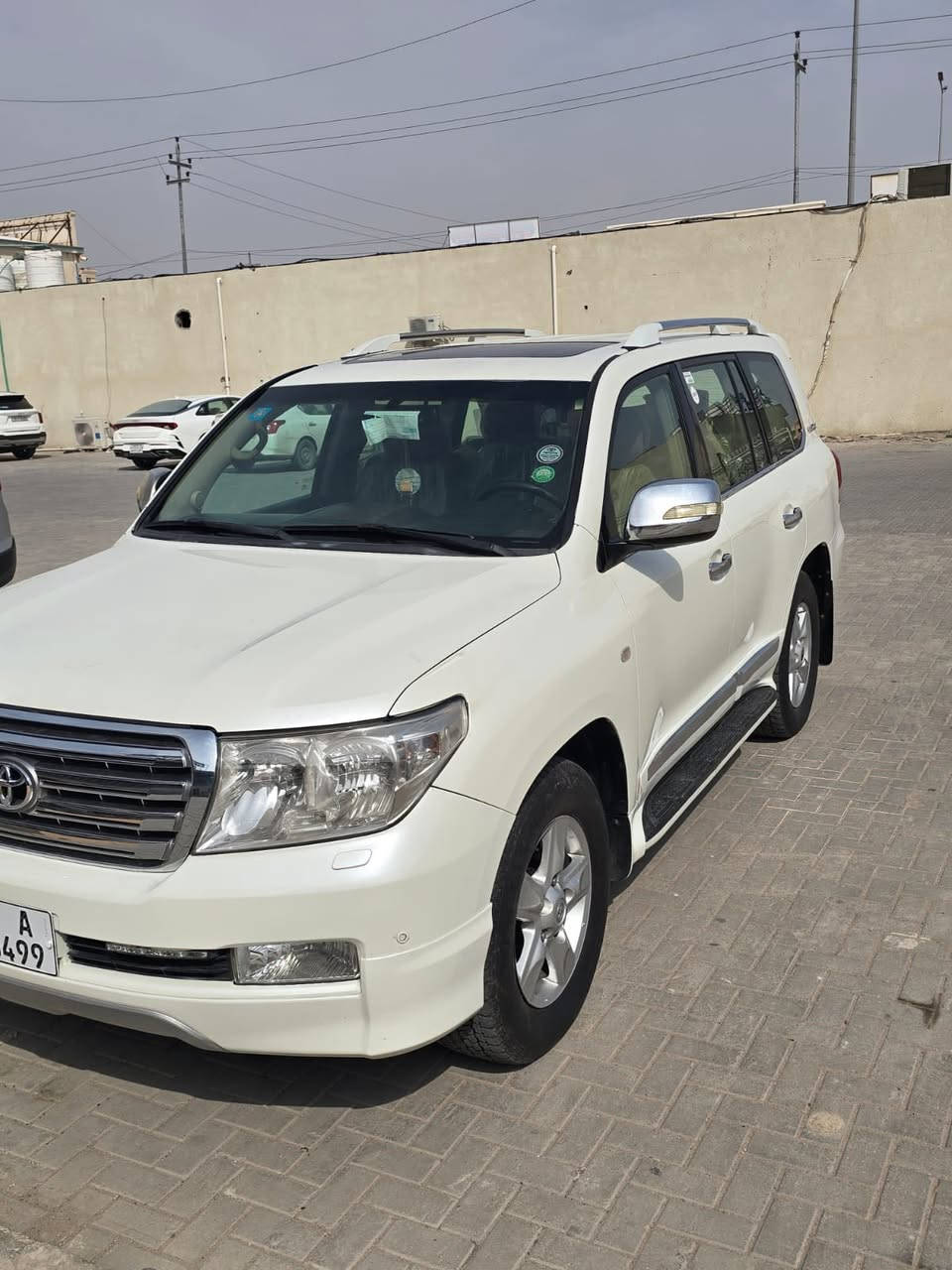 السلام عليكم لاند كروز للبيع السيارة مديل ٢٠١٠ سنوية بأسمي تحويل ثاني يوم السيارة حلوة ونظيفة مكينة ٨ سلندر vxr فول مواصفات كشنات كهربائية تخم تاير جديد وأربع بصمات وكاميرات محيطية مكان السيارة البصرة اتصل على الرقم *********** أو ***********
