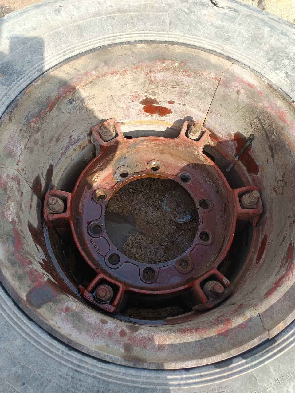 السلام عليكم ورحمة الله وبركاته
قطع 24للبيع بيهن تايرات كامله بس التايرات تعبانات ***********
