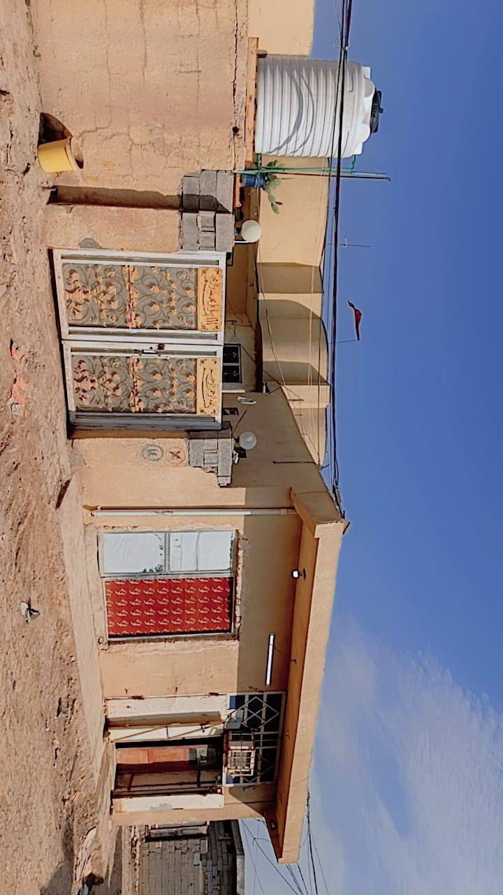 السلام عليكم بيت للبيع في منطقة البيضاء بيت مع مشتمل400مترمع محلات***********
