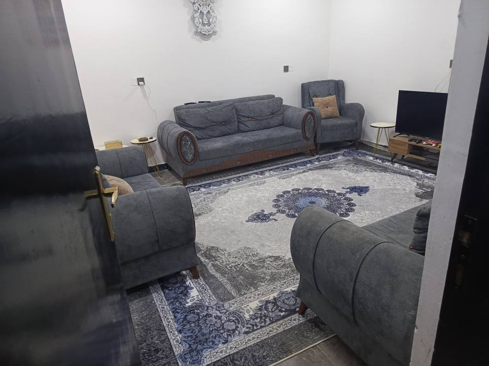 بيت للبيع في ابي الخصيب عويسيان جهة المدارس مقابيل مركز شرطة البراضعية قرب علوة الكوفة وقف سني اصولي وجاري التحويل بأسمي بناء حديث سنة 23 مساحة 156 متر يحتوي على حديقة وكراج وديوانية وصالة ومطبخ وغرفتين وحمام مع بيتونة واسعة كمخزن وغسيل ملابس السعر المطلوب 110 مليون قابل للتفاوض علمأ السعر شامل المطبخ وبعض الملحقات من الاثاث حسب الاتفاق للاستفسار *********** البصرة, العراق
