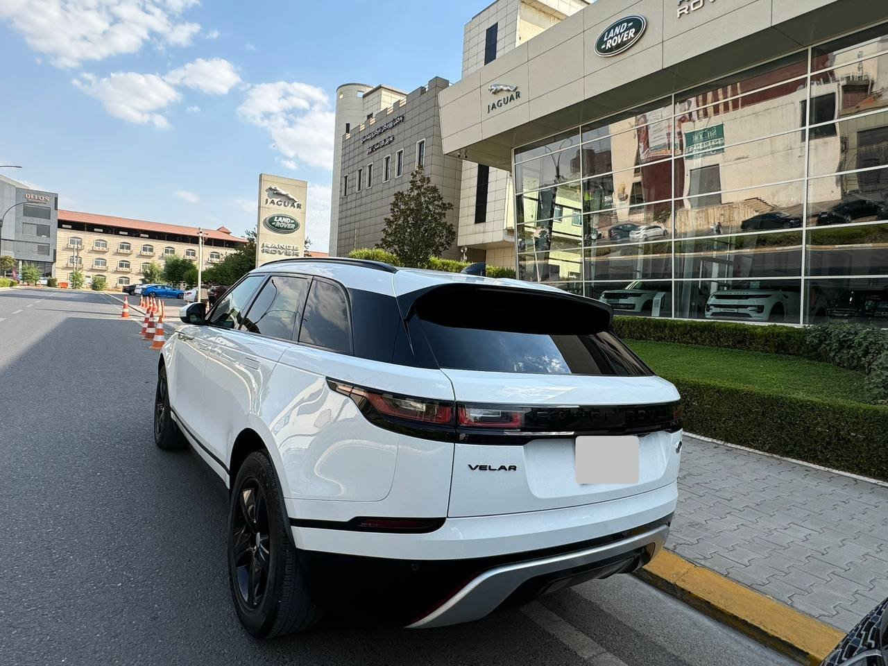 🟩 #السعر_الطلب_في_التعليقات سيأتي آليك

Rang Rover Velar 2022 رانج روفر فيلار
- نوع السيارة : رنج روفر 
- موديل السيارة : فيلار
- سنة الصنع : 2022
- اللون: ابيض ثلجي
- المسافة المقطوعة: 35 الف ميل
- عدد السلندرات : 4 سلندر توربو
- حجم المحرك : 2.0 لتر 
- نوع السقف: بانوراما 
- لون الفرش: اسود
- نوع الفرش: جلد-كهرباء-تدفنة-تبريد
- وسادات الهوائیة: 6
- شاشة: 2 مع ابل كار بلاي
- سستم صوت مريديان MERIDIAN 
- حساسات : حساس الامامية والخلفية
- كاميرا : 1
- رادار
- مستشعر وقوف
- مثبت سرعة
- مانع الانزلاق 
- انضمة قيادة متعددة
- التحكم على المنحدرات
- مساعدة عدم الانحراف عن الطريق 
- نظام مفتاح ذكي مع البصمة 
- مراقبة النقطة العمياء
- التعرف على اشارات المرور
- نظام فرملة الطوارئ 
- تدفئة مقود القيادة 
- صندوق شفط كهربائي
- المصابيح الامامية: رأس متحرك - زنون - اضائة LED
- المصابيح الخلفية: LED
- كشافات ضباب 

وارد امريكي كلين تايتل بدون تبديل 
الرقم اربيل جديد تحويل مباشر 
جام اسود مرخص من المرور مجدد سنة كاملة 

العنوان: دهوك
للاستفسار  الاتصال على هذا الرقم
***********

SALYJ2EX6NA331113 دهوك, العراق
