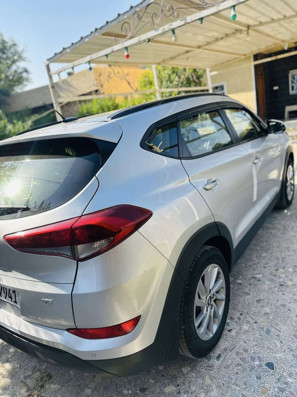 السلام عيكم 
توكسان للبيع 
2016خليجي سياره حلوه ونضيفه بانوراما وكشن كهرباء منظومه تبريد جديده سبيرها منازل ابد 
ماشيه 190الف 
مبدل بيها بنيد وكاله نفس الون 
وبيها طخه يم قبق البانزين يرجع بارد مثل ماموضح بلصور سياره قطره صبغ مابيها
رقم واسط باسمي تحويل ثاني يوم 
مكان واسط | الگارظيه 
***********
