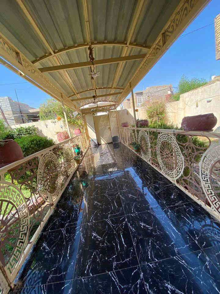 دار للبيع بناء حديث مساحة 400م حي الحكيم بـ نزلة افران ومعجنات المهدي
يحتوي على 4 حدائق داخليه وخارجيه يحتوي على صاله داخل الصاله تحتوي ع شلال وممر داخلي وغرفه جوه بي مطبخين حار وبارد وصحيات الطابق الثاني يحتوي على 4 غرف كبار وصحيات 
بي واجهتين واجهة امامية و واجهة خلفيه يوجد في الواجهة الخلفية كراج للسيارة وحديقه 
للاستفسار 
‭0772 386 0984
