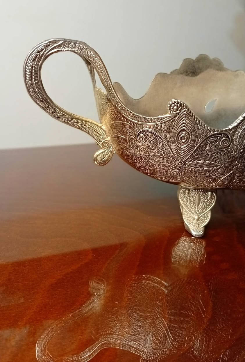 للبيع.. تحفة فنية عريقة لعشاق الفخامة والأنتيك ⚜️
طبق تقديم وتزيين فضي (Silver-tone Serving Dish) بتصميم ملكي باروكي ساحر، مرصع بفص أزرق لافت في المنتصف، مع مقابض أنيقة وأرجل مزخرفة تزيد من فخامته.
📐 المقاس: العرض 33 سم.
✨ الحالة: ممتازة جداً (حالة المعرض) وبدون أي عيوب.
قطعة استثنائية تناسب أصحاب الذوق الرفيع وجامعي المقتنيات النادرة.
📥 للتواصل ومعرفة السعر: يُرجى إرسال رسالة خاصة أو ترك تعليق.


**إذا كنت صاحب هذا الإعلان وتريد حذفه لأي سبب، رجاءا أرسل رسالة إلى الدعم الفني**