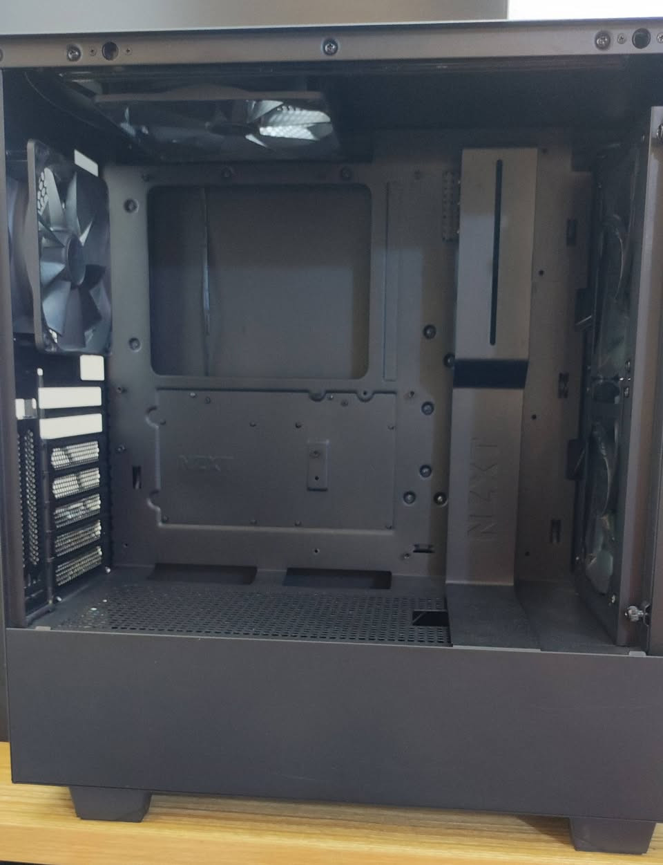 السلام عليكم 
كيس فارغ للبيع 
NZXT 
مع مع 4 مراوح 
2 مراوح بالامام حجم 140mm RGB 
1 مروحة بالظهر حجم 120mm
1 مروحة بالاعلى حجم 140mm
نظافة 100%
السعر 60 الف قفل سعر ثابت 
مكاني بغداد


**إذا كنت صاحب هذا الإعلان وتريد حذفه لأي سبب، رجاءا أرسل رسالة إلى الدعم الفني**