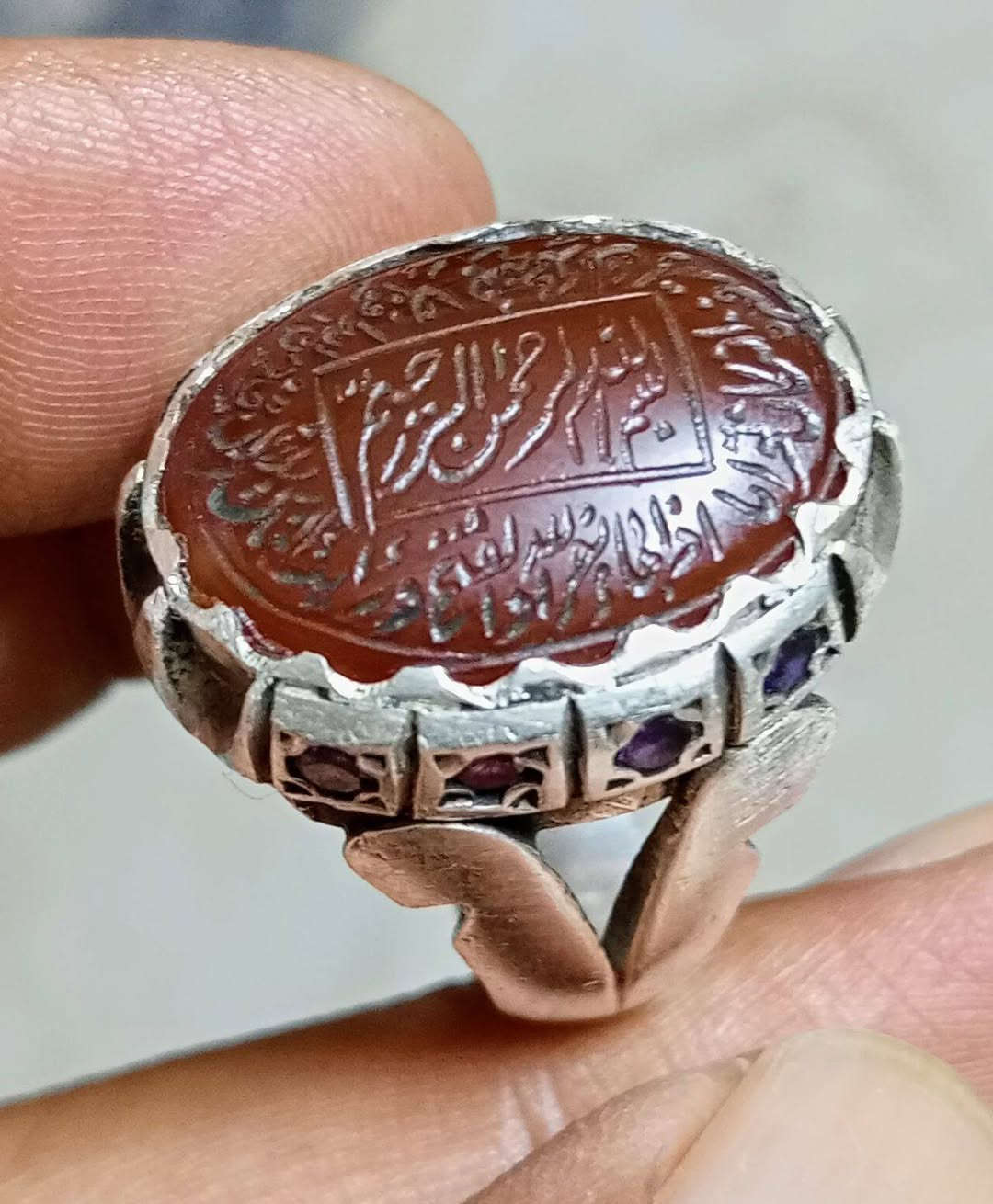 اللهم صل على محمد وال محمد الطيبين الطاهرين 

عقيق يماني كبدي قديم 
غير معالج مخطوط بسم الله الرحمن الرحيم 
اذا جاء نصر الله والفتح فرئيت الناس يدخلون في دين الله أفواجاً صياغه يدويه ثقيله داير تطعيم الصفاح 
قطعه ولا اروع للبيع بغداد على خاص او واتساب 
***********
