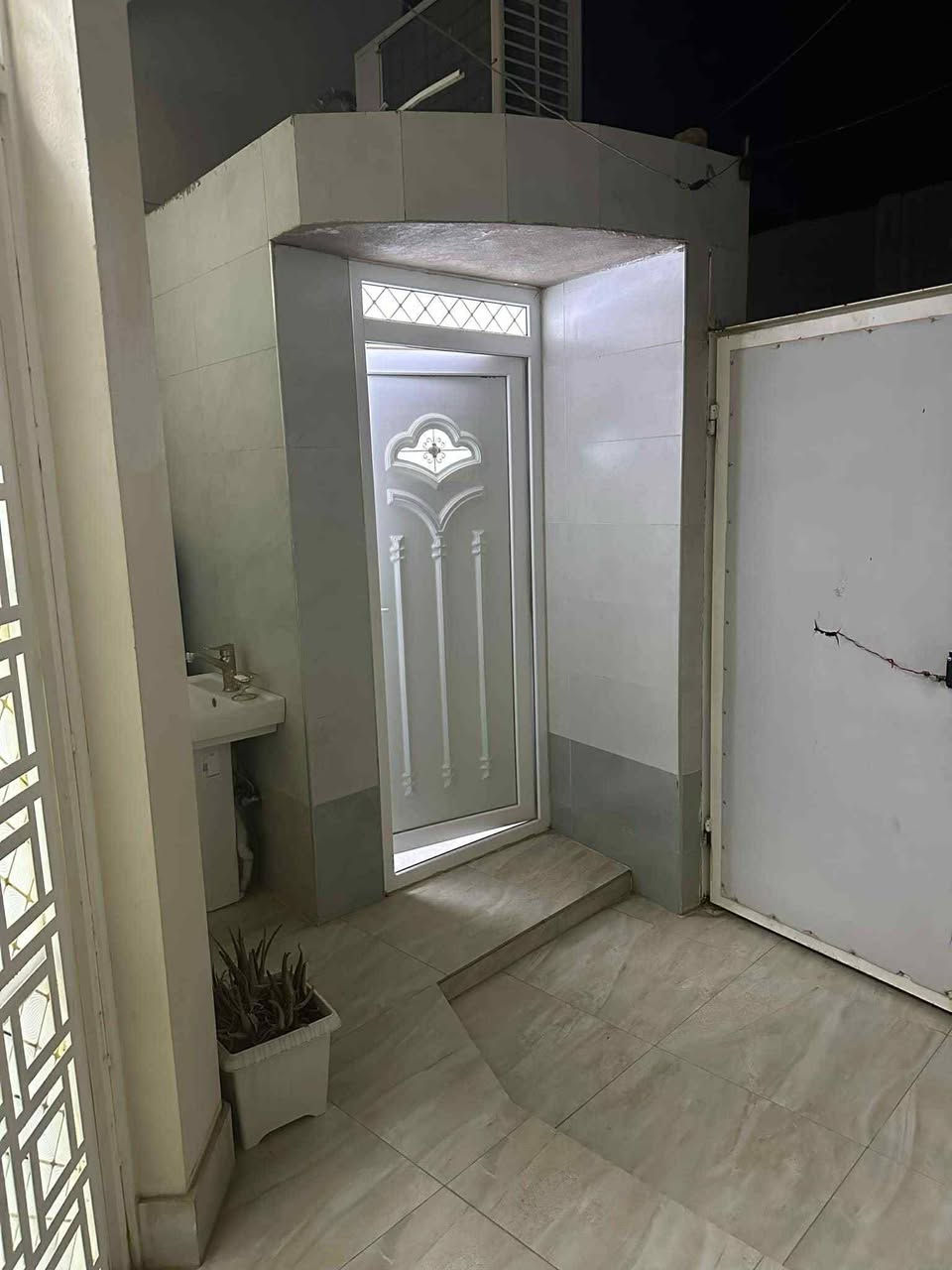 السلام عليكم مشتمل ارضي للايجار حاليا مسكون يفرغ المشتمل يوم 1/7/2026 العنوان الطشاش شارع القاضي خلف أفران العراقي  يتكون من غرفه واستقبال وهول ومخزن ومطبخ وصحيات داخليه وخاريجه للتواصل ***********
