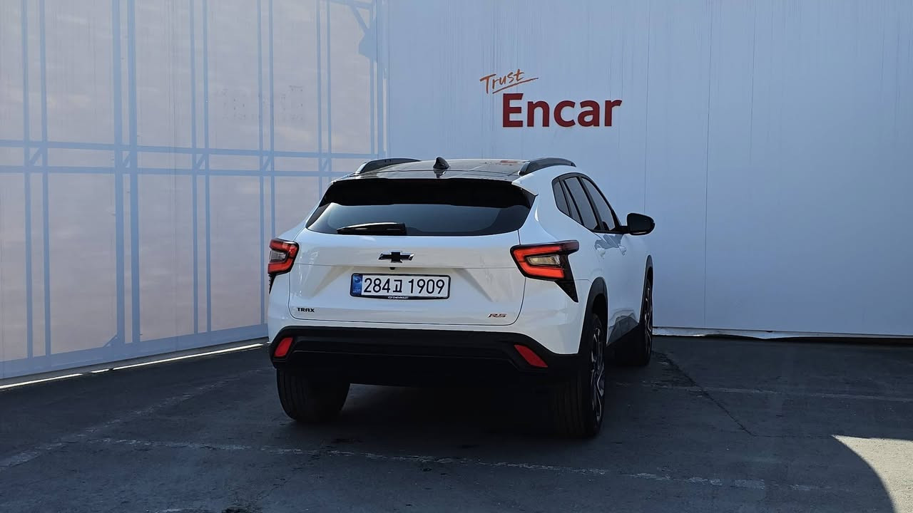 اعلى مواصفات بالتراكس 
موديل 2025 Rs لون ابيض قماره سوده تو كولر
محرك ٣ سلندر ١٢٠٠ توربو 
كير At ٦ سرعات
ماشيه ٧٥٠٠ كيلو
رقم فحص مؤقت دخول جديد منفيس باسمي تبديل جاملغ وباب عكس السايق بلاديات نفس اللون وصبغ جاملغ خلفي عكس السايق شواصي لغود مكفوله بجم كبس.
بصمه
كشن سايق كهرباء 
تبريد تدفئة كشنات امامية
كشنات جلد رياضي مع حامل اكواب خلفي
تدفئة ستيرن
قطعة تبريد خلفية
جنطه كهرباء
مري جانبي شفط ومرايا تعتيم الكتروني 
اشاره بالمري
لايتات فول لد امامي خلفي مع تحكم بارتفاع وانخفاض الايت الامامي مع لد نهاري
هاند بريك بصمه اوتو هولد
قفل الابواب التلقائي عند الابتعاد
ايقاف تشغيل المحرك التلقائي عند الابتعاد
شحن الهاتف لاسلكي مع منافذ شحن تايب سي امامي وخلفي
شاشة كبيره اندرويد اوتو كاربلي
شاشة عدادات سرعة دجتل
رادار تحديد مسار مثبت سرعة نقطة عمياء كاميرا دواره توقف ذاتي 
ويل كب رياضي ١٩ 
نافيكيشن زعنفه
دعم تطبيق شوفرليت تحكم عن طريق الهاتف
السيارة تترقم جميع المحافظات عدا اقليم كردستان
السيارة جام تضليل اسود لاصق 
للاستفسار
واتساب ***********
