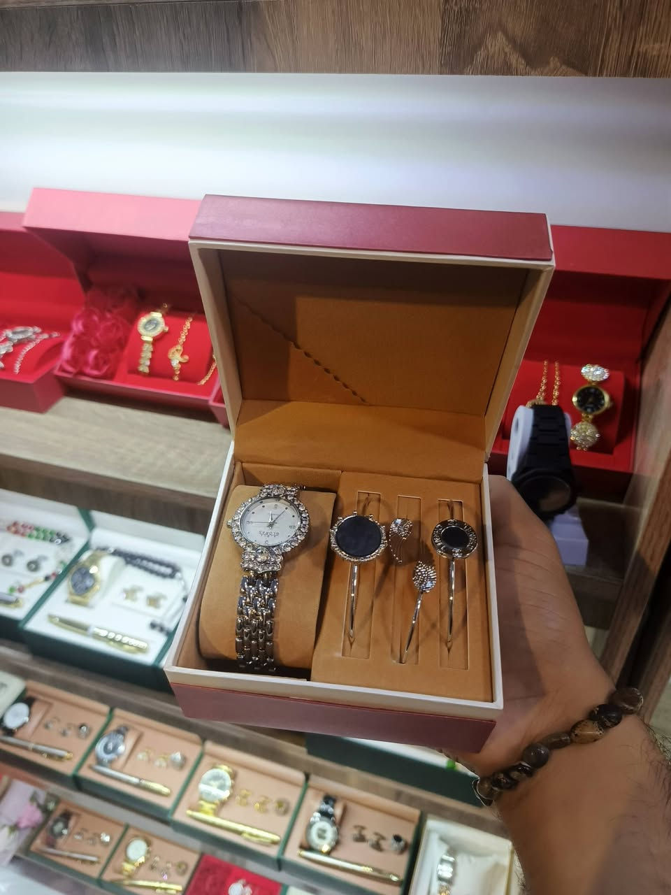 ساعات رجالي و نسائي 
عليهن عرض كلش قوي 
للاستفسار أكثر واتساب 
***********
 سنابل للاكسسورات
