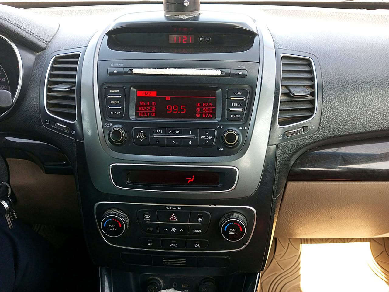 سورنتو 13 خليجي 4 سلندر 7 راكب مكفولة من الصبغ الحادث الضربة 3قطع تبريد رقم قادسية جديد ،، والمكان مركز الديوانية ،، عداد كدامك وهذا السعر 175 بي مجال للطيبين وكلمن اعرف بحلاله ،، *********** 
أي سعر تكتبه لا راح اضايق ولا يقلل من قيمة سياره ،،
