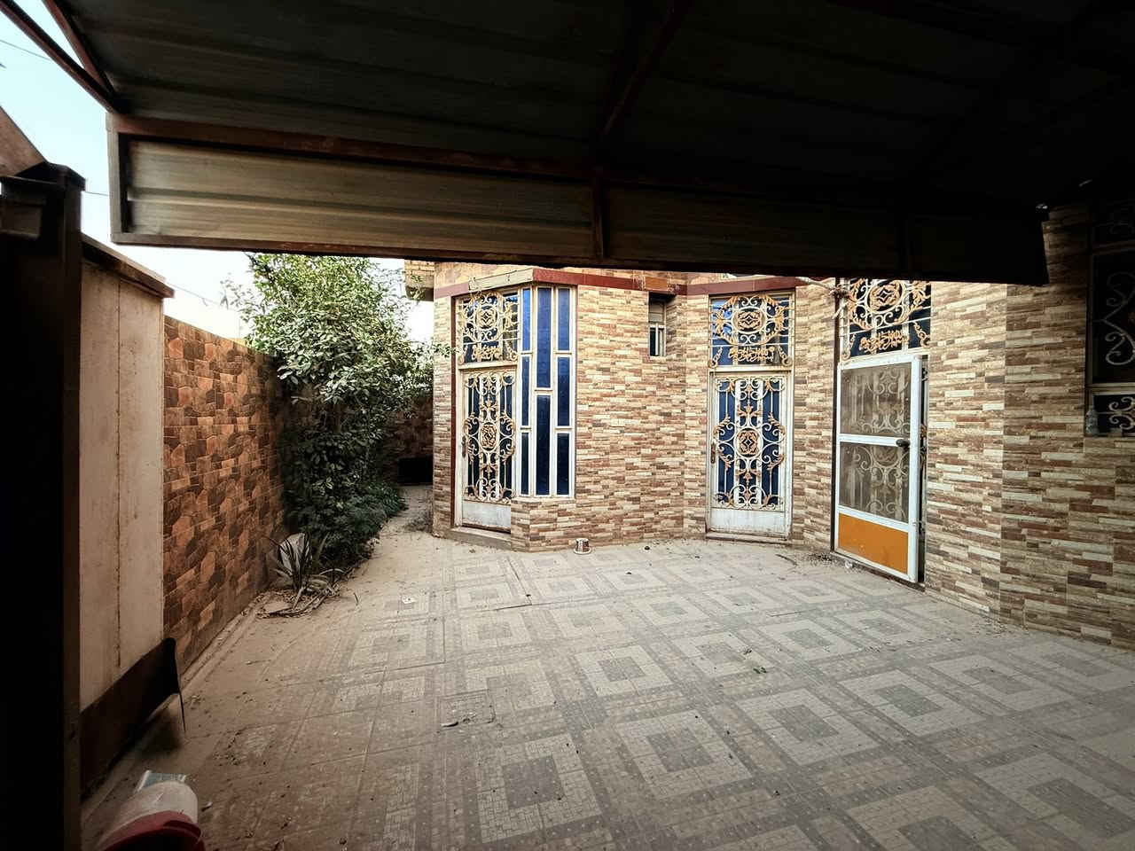 بيت للايجار في حي الشهداء
مساحة 250 متر

غرفتين نوم

٣ مجموعات صحية

حمام خاص بالاستقبال وحمام غرفة ماستر 

مطبخ وصالة كبيرة واستقبال واسع 

 كراج سيارة

حديقة صغيرة 

البيت مجهز بسبالت كاملة لجميع الغرف ، كاونتر مطبخ ، انارة وكهربائيات كاملة

سعر الأيجار : 350 الف دينار 

***********
