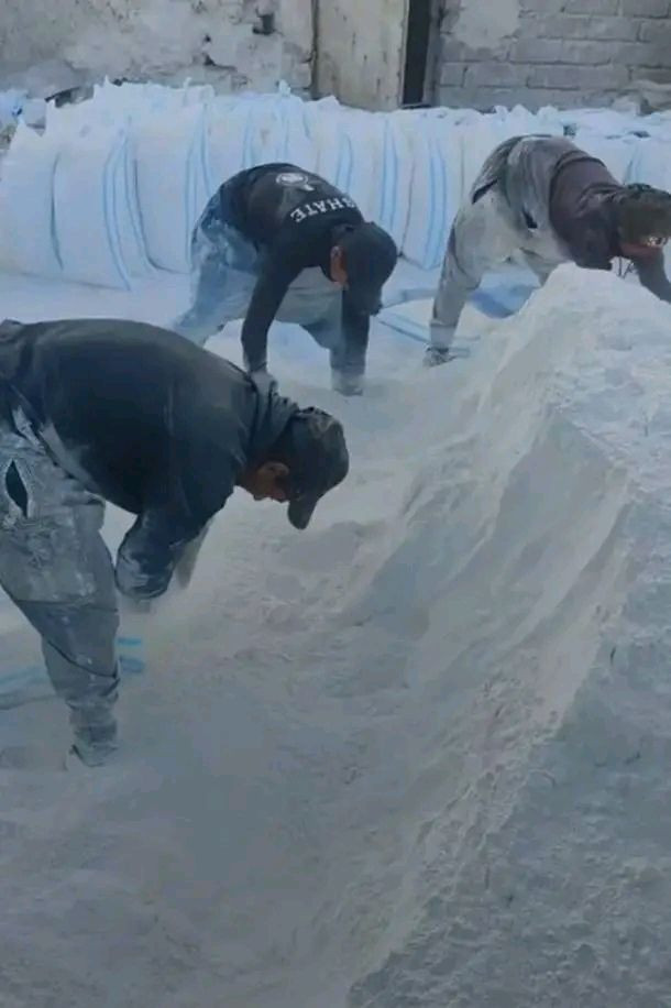 @إشارة 
جص الموصل أبيض رقم واحد وشرط 
          ( سعر المتر 60 ألف)
        (عدد 25 كيس)     تواصل(***********)
