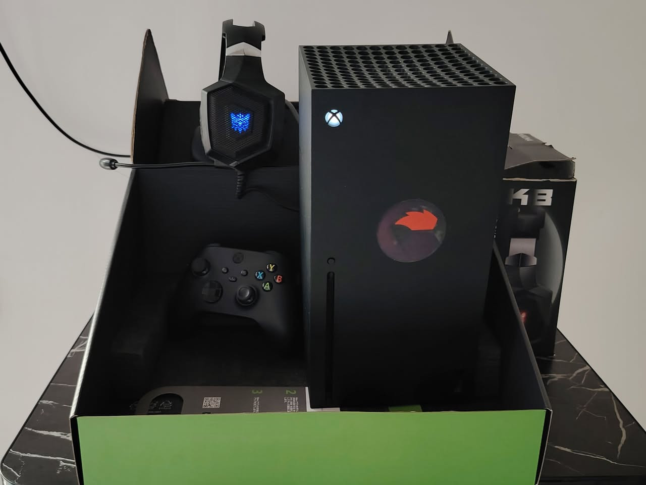 سيريس اكس
4k
120hz
الجهاز اخو الجديد مامفتوح.
الجويستك الاصليه وياه مابيها اي خلل + سماعه محيطيه من شركة K8 بيها RGB أكثر من لون + الجويستك بيها بطاريات شحن.
السعر 730
مكاني موصل


**إذا كنت صاحب هذا الإعلان وتريد حذفه لأي سبب، رجاءا أرسل رسالة إلى الدعم الفني**