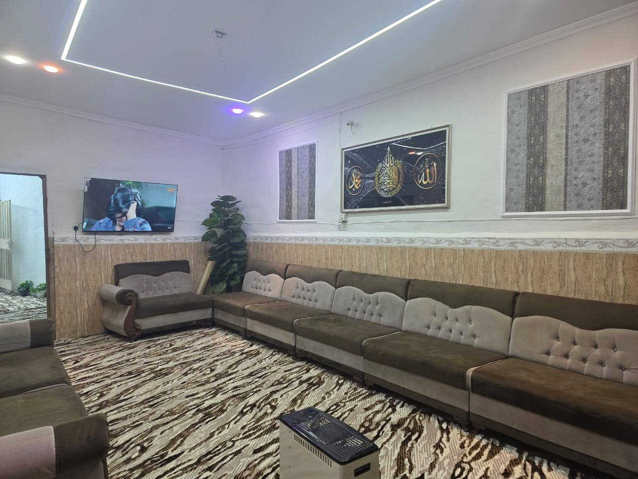 السلام عليكم بيت للبيع واسط حي الحكيم شارع علاء غريب يحتوي على غرفتين النوم وصاله واستقبال وصحيات وطرمه وكراج وحديقه مرقم من قبل البلديه كافه خدمات من ماء ومجاري وكهرباء المساحه 185 مساحه البيت البناء بلوك يبعد عن 150 السعر خاص المراجعه دلاليه سيد حيدر***********
