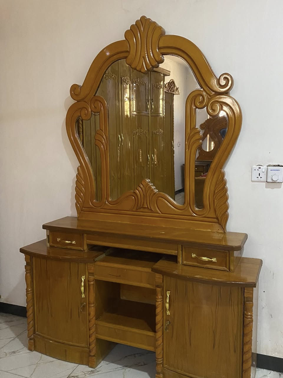 غرفة نوم للبيع خمس قطع
***********
