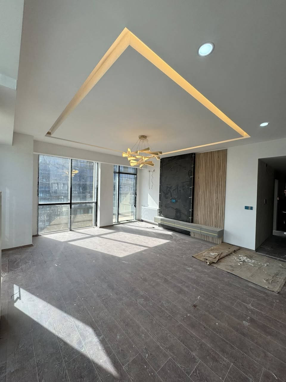 شقة للبيع مستعجل في أفضل مشروع داخل دهوك – برايم فيو ✨

📍 العمارة 1  
🏢 الطابق 27  
📐 المساحة 228 متر  
🛏️ 3 غرف + صالة (3+1)  
🌅 واجهة جنوب غربية وإطلالة مميزة جداً

✅ موقع راقي وخدمات متكاملة  
💰 السعر مناسب جداً للبيع المستعجل

📞 إذا مشتري جاد فقط اتصل:
***********  
***********
