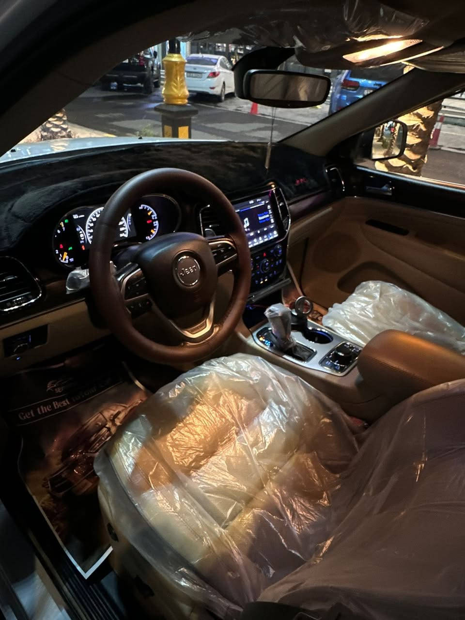 جيب 2020 
اوفر لاند خليجه وكاله
كفاله عامه بيها دوسات كهربائيه وماشيه 33 الف
جكات 3 وضعيات 
جدا جدا نضيفه وكلشي بالسياره بلادي وعلى وضع الشركه
مواصفات السيارهداخل بيجي نضيف بدون اي عيب شاشه بلاص 
مري كهرباء وترحيب 
بانروما 
صندوك كهرباء رادار جانبي 
كك حساسات اماميه خلفيه 
لايت زينون متحرك 
 نيكل بلادي بالكامل 
كشنات كهرباء +تدفىة تبريد 
تحكمات فول +شفتات بالستيرن 
بصمات عدد 2 
زراك لايت 
عده وسبير منازلات 
توقف ذاتي عند الرجوع الي الخلف 
ويل كب 20 
ملاحضه السياره بدون اي صبغ او تبديل ومحرك وكير بحاله الوكاله 
فقط يوجد كارت بالصندرك جدا صغير وممبين 
السياره مناقصهة اي شي 
وبيهة دوس كهرباء ماخذهة ب500$ 
وستتم مطريات 
وتخم تاير جديد 
ودسكات جديده 
مكانها بغداد رقم بغداد
السعر رقم 1 رد تلقائي
للاستفسار 
***********
