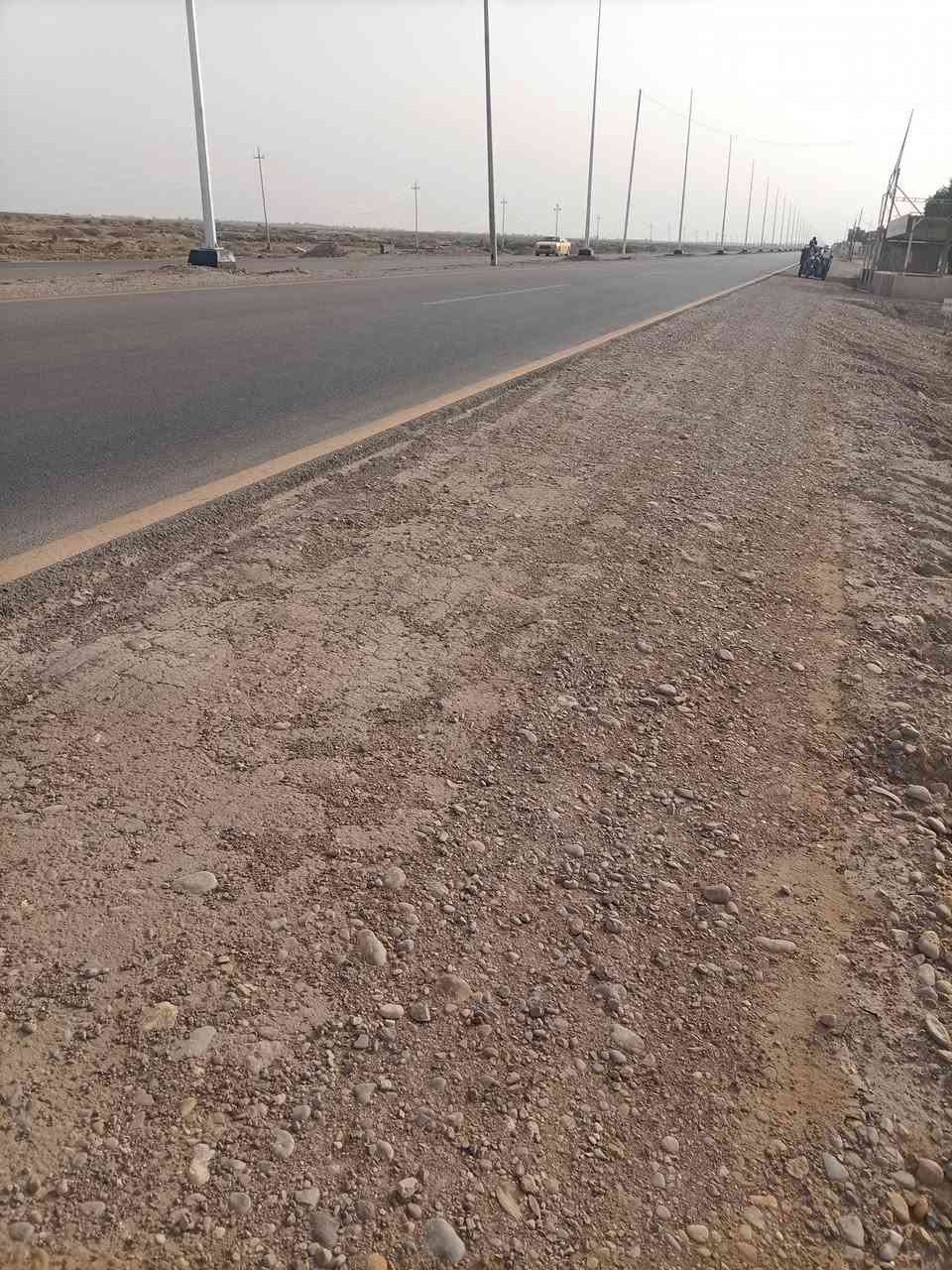 السلام عليكم.. 
دونم او نص للبيع طريق الزوار مقبل المطار قرب المغتسل 
الوجهيه 20 متر 
النزال 180 متر 
جنس الأرض عقد 25 
تلفون.. ***********
