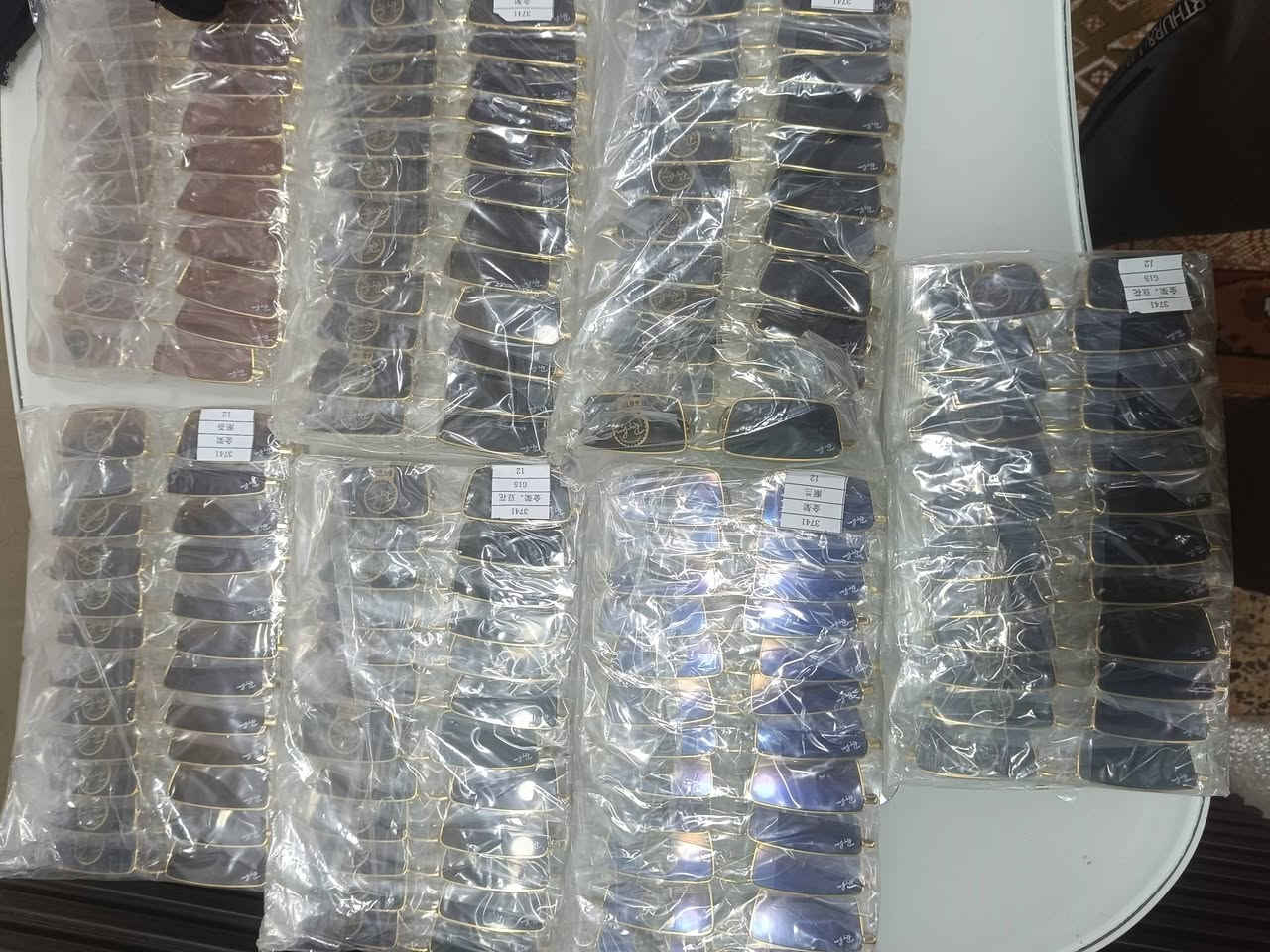 نظارات بالهشكل  انطي سعرك وبالعافيه 
7 درازن 
اقل كميه درزن توصيل كل العراق 5 الف 
واتساب ***********
