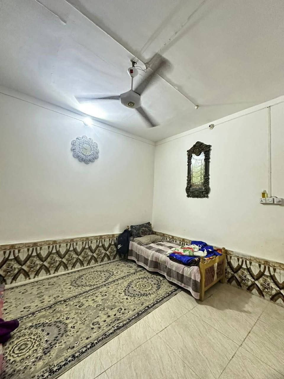 السعر 75 مليون⚡ #دار_للبيع –📍 الموقع: حي العسكري الثاني – قرب المستوصف
📐 المساحة: 100 متر
🏗️ البناء: عكادة
🏠 الطابق: واحد

يتكون من:

 • غرفة نوم واحدة
 • صالة
 • استقبال
 • مطبخ
 • صحيات
 • بيتونة

📌 موقع مناسب وقريب من الخدمات
📌 الدار مرتبة وجاهزة للسكن
—————————
#نستقبل_جميع_عروضكم
———————————————————
🔺#للاستفسار الاتصال ع الأرقام التالية
***********📲 
*********** 📲  
—————————————————————
او زيارة مكتبنا متواجدين 11 صباحاً إلى 8 مساء 
🔺مكتب دره المشرق للاستثمار والتطوير العقاري 
🔺العنوان:-حي الجزائر الشارع العام قرب مأكولات تشرين
