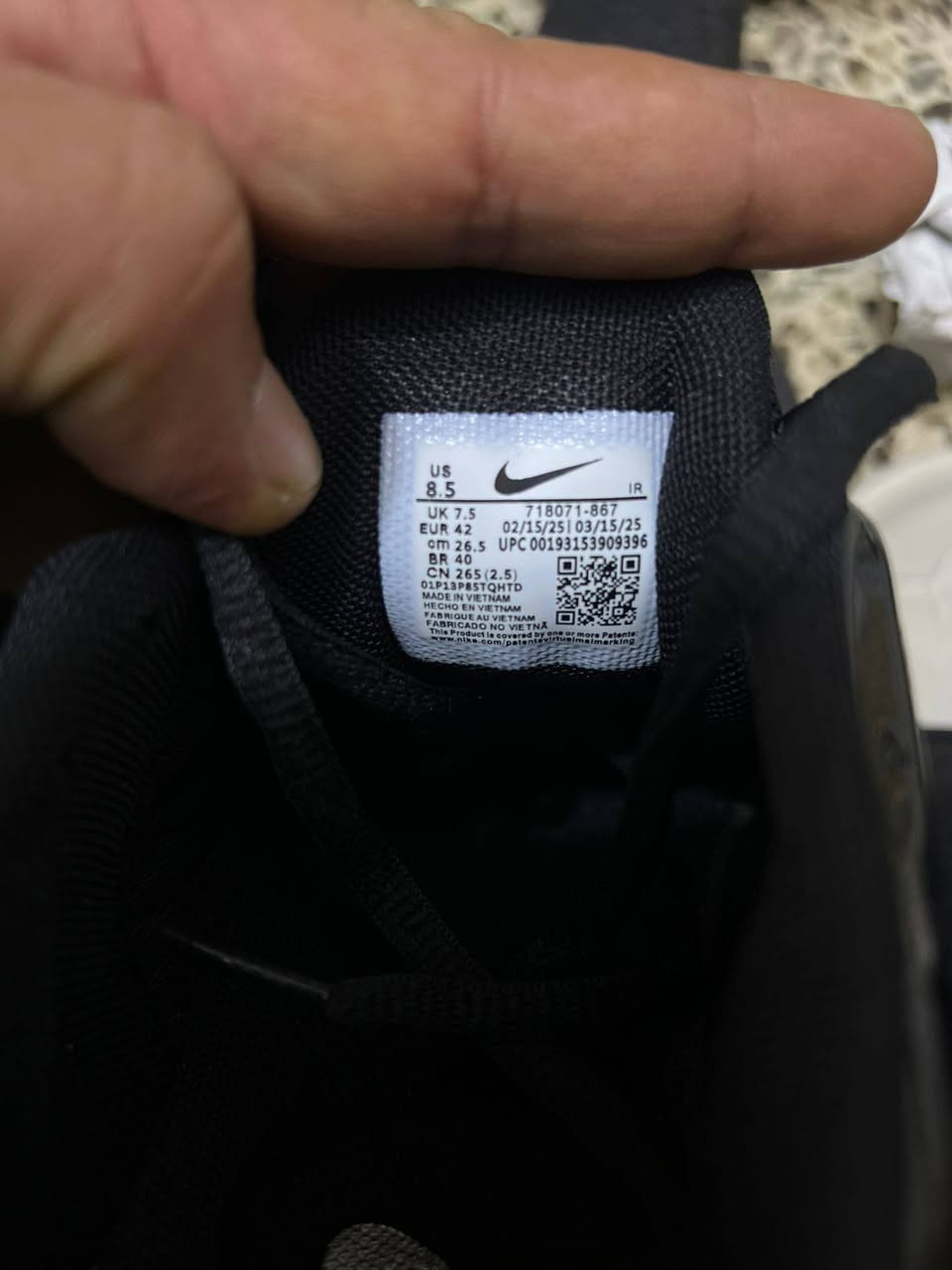 نايك قياس 42
سعره 25 
يوجد توصيل ***********
