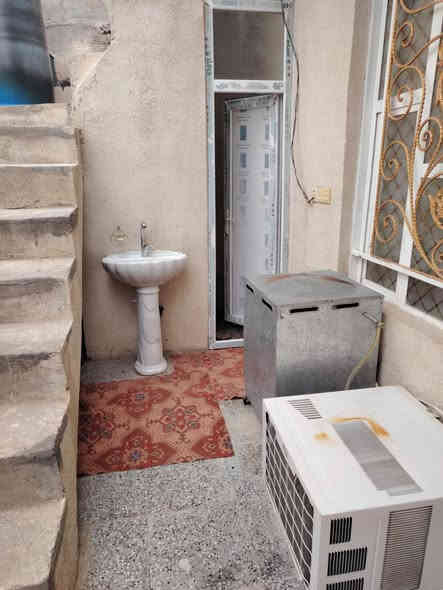 بيت حديث طابق واحد بمساحة80 متر سند 25 اقرار محكمه مباشر بأسم المشتري يحتوي ع غرفة نوم مع صاله واستقبال ومطبخ  مع مجاميع صحيه عدد2-- العنوان كربلاء شارع السيده زينب شارع ابو ماشه خلف مطبخ العتبه بسعر 55 للاستفسار ***********
