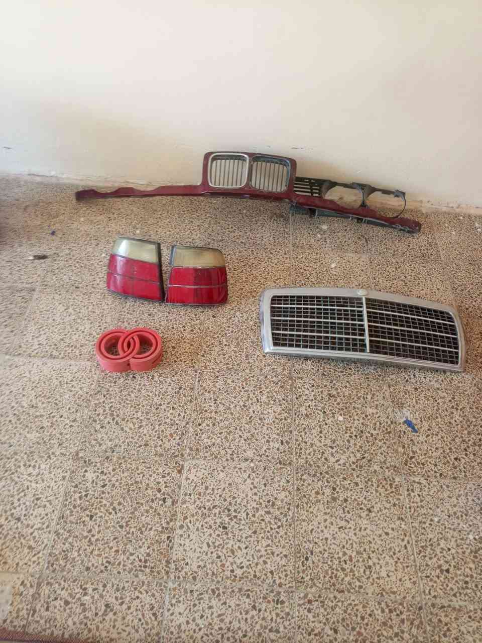 سلام عليكم غراض بيم
شباك 
وبكلايتات 
وربل تعليه دبل خلفي 500 
ودبلات بل كارتون 500 اماميه 
وشباك مارسدس دب 300
للاستفسار الاتصال على الرقم 
***********
