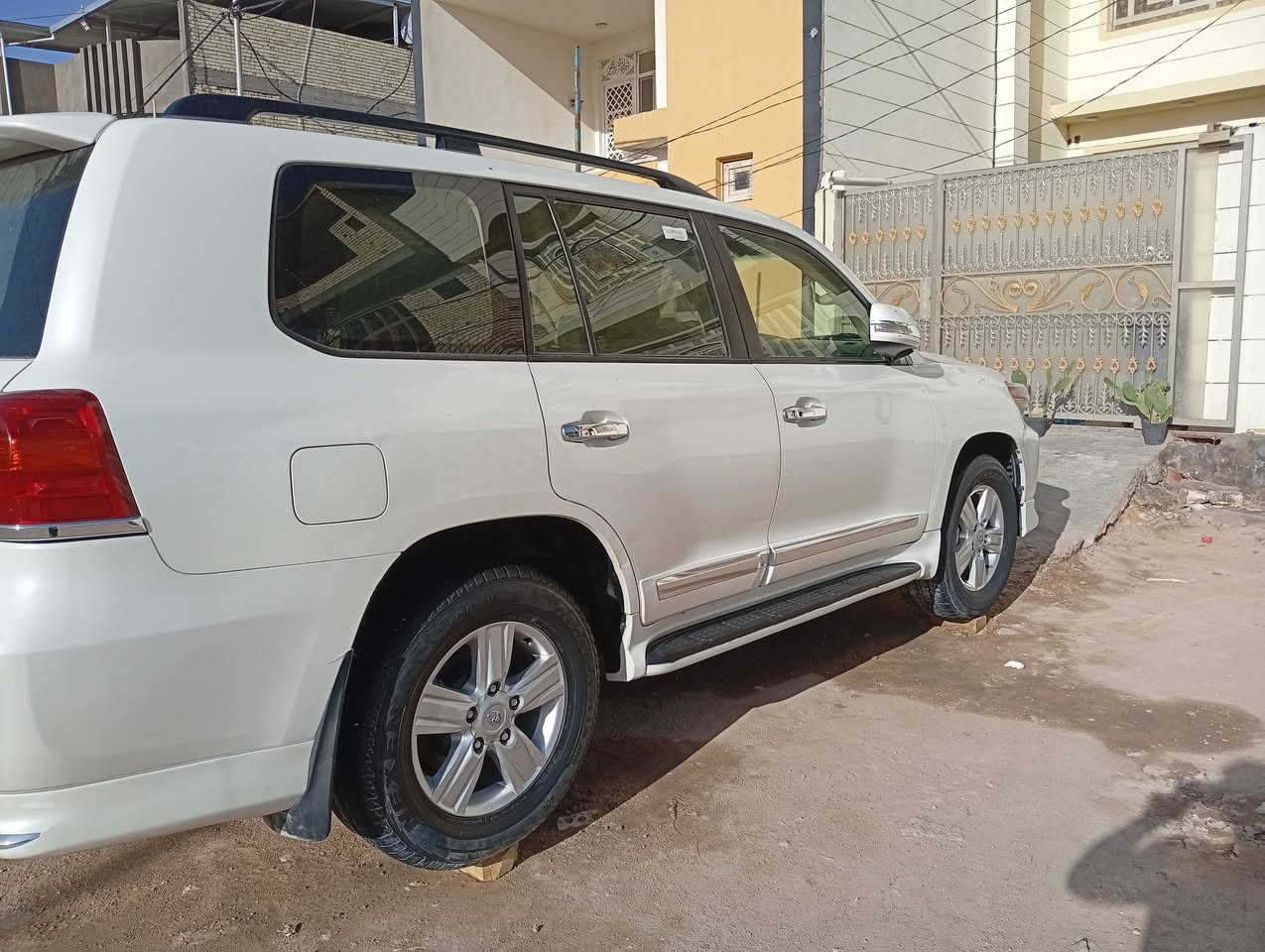 سلام عليكم لانكروز موديل 2013
سياره نضيفه ماماشيه هواي مكينه 6سلندر كير حداديه كله نضيفه ماشيه هواي بيه بس بنيد شركه الصلي و جاملغ العنوان النجف الأشرف ***********
